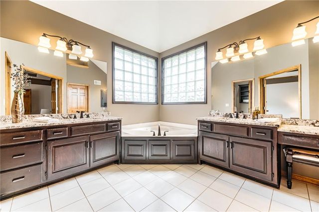 717 NE SILVERLEAF Place, Lee's Summit, MO 64064