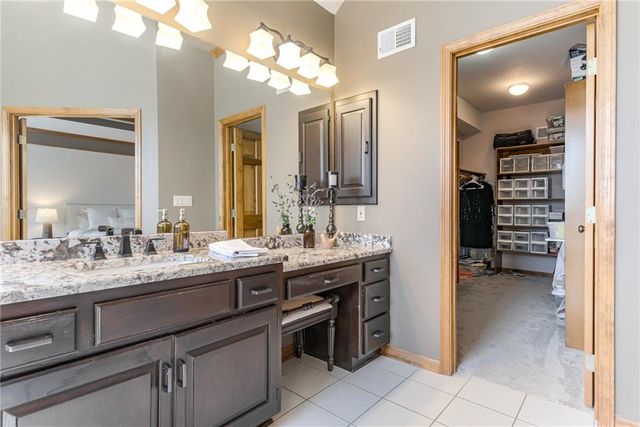 717 NE SILVERLEAF Place, Lee's Summit, MO 64064