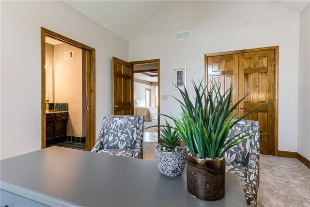 717 NE SILVERLEAF Place, Lee's Summit, MO 64064