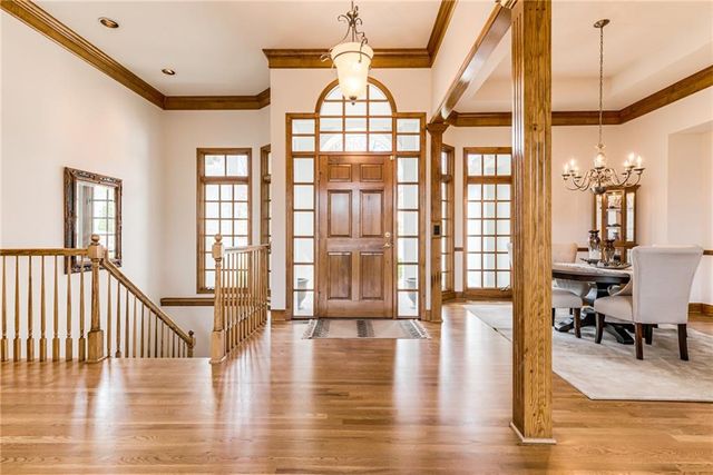 717 NE SILVERLEAF Place, Lee's Summit, MO 64064