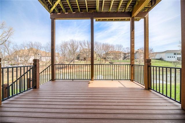 717 NE SILVERLEAF Place, Lee's Summit, MO 64064