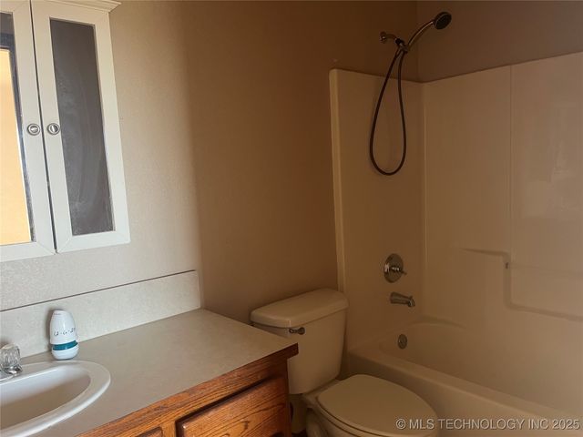 24118 E Howard Road, Morris, OK 74445