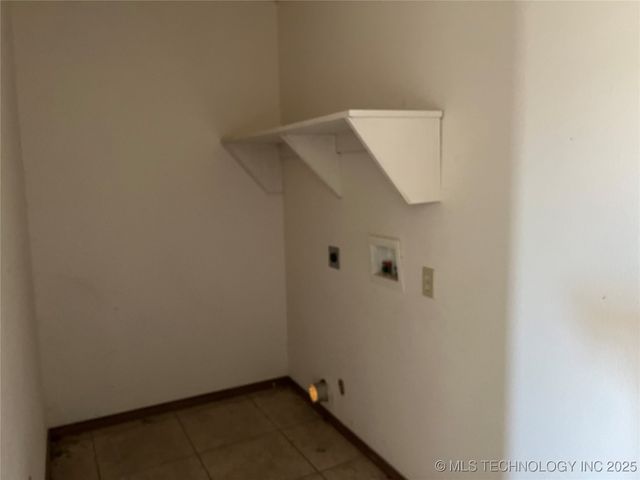 24118 E Howard Road, Morris, OK 74445