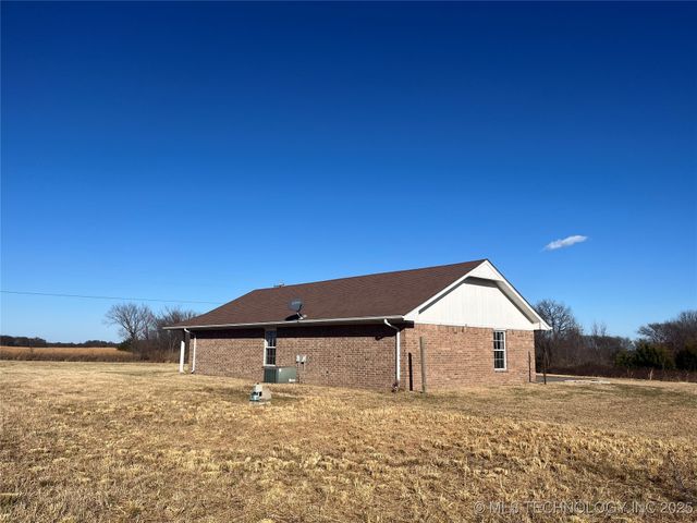 24118 E Howard Road, Morris, OK 74445