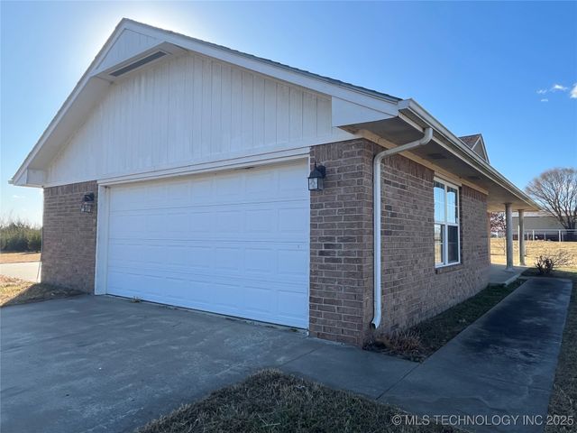 24118 E Howard Road, Morris, OK 74445