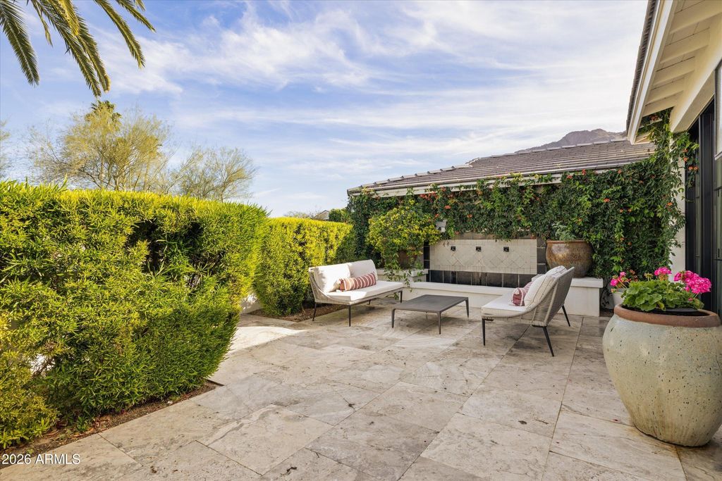 Image 5 of property listing at 5635 E LINCOLN Drive 33, Paradise Valley, AZ 85253