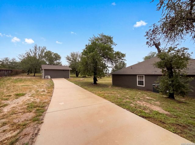 130 LOG CABIN WAY, Poteet, TX 78065