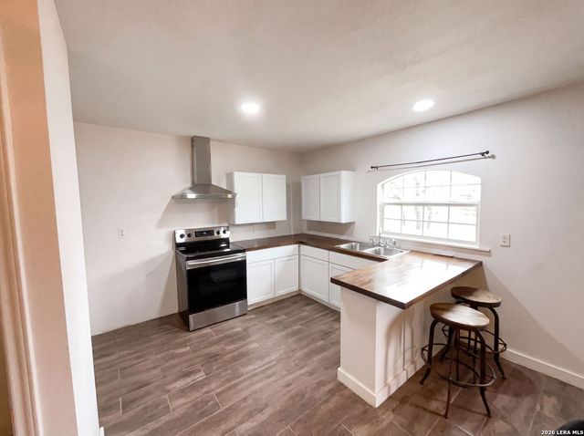 130 LOG CABIN WAY, Poteet, TX 78065
