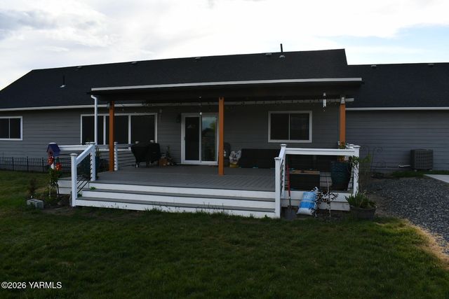 471 Gibson Rd, Selah, WA 98942