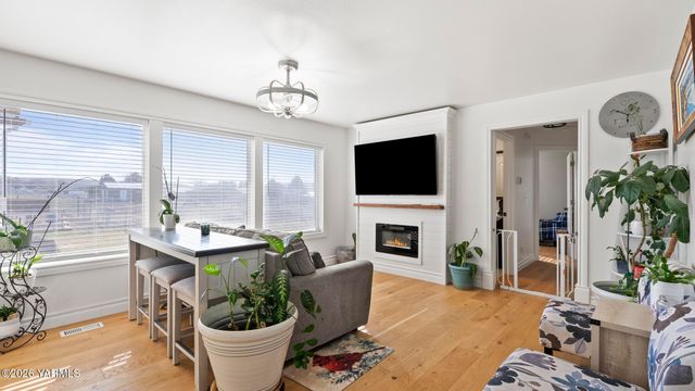 471 Gibson Rd, Selah, WA 98942