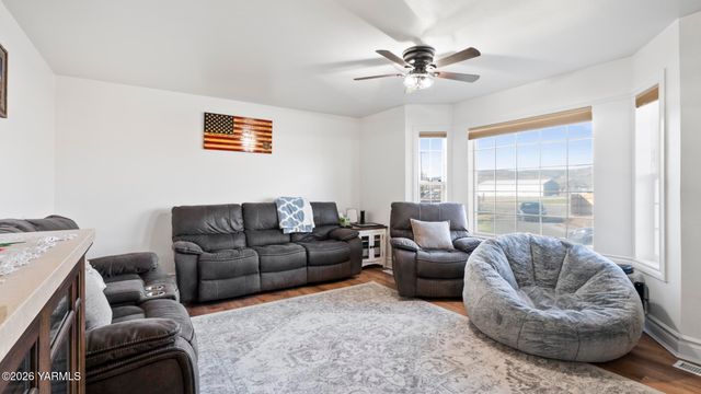 471 Gibson Rd, Selah, WA 98942