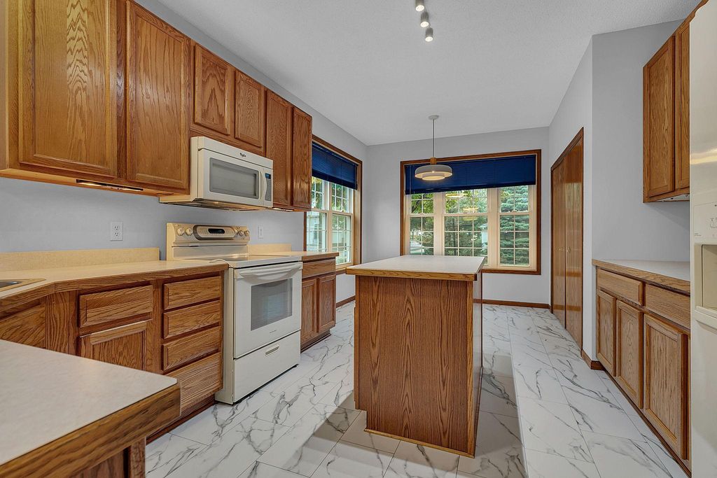 397 Campfire Curve, Chaska, MN 55318 — photo 2
