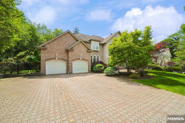 6 Maplewood Road, Closter, NJ 07624