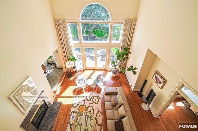 6 Maplewood Road, Closter, NJ 07624