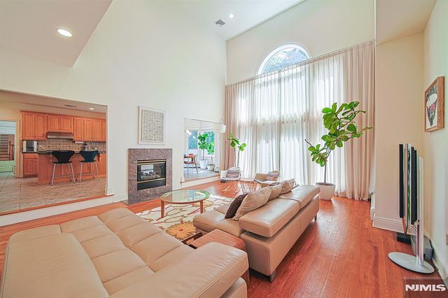 6 Maplewood Road, Closter, NJ 07624