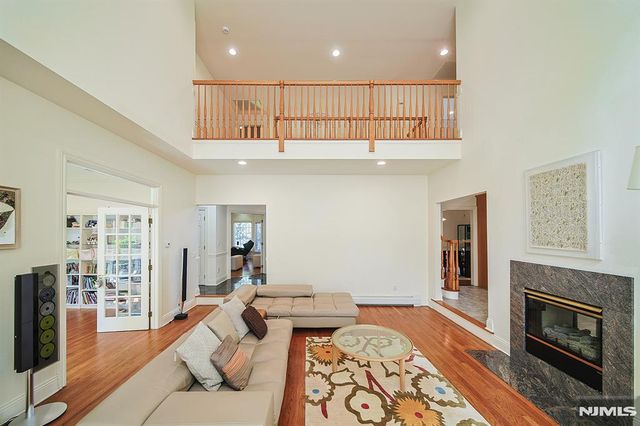 6 Maplewood Road, Closter, NJ 07624
