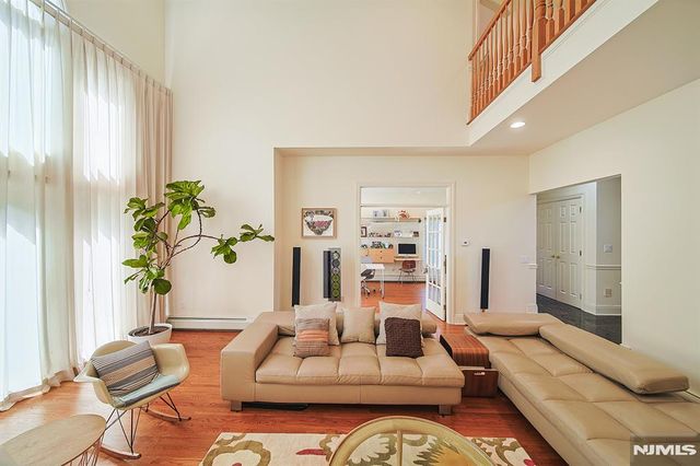 6 Maplewood Road, Closter, NJ 07624