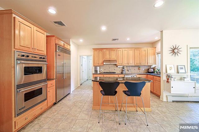 6 Maplewood Road, Closter, NJ 07624