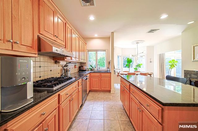 6 Maplewood Road, Closter, NJ 07624