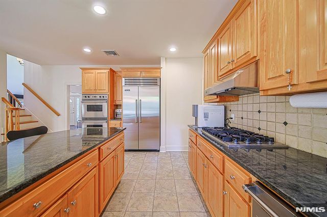 6 Maplewood Road, Closter, NJ 07624