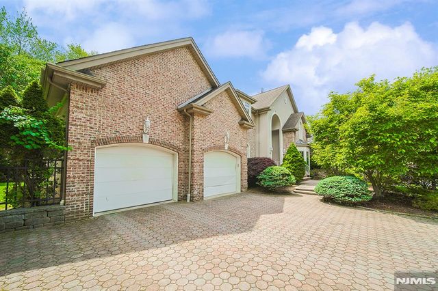 6 Maplewood Road, Closter, NJ 07624