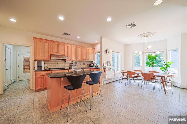 6 Maplewood Road, Closter, NJ 07624