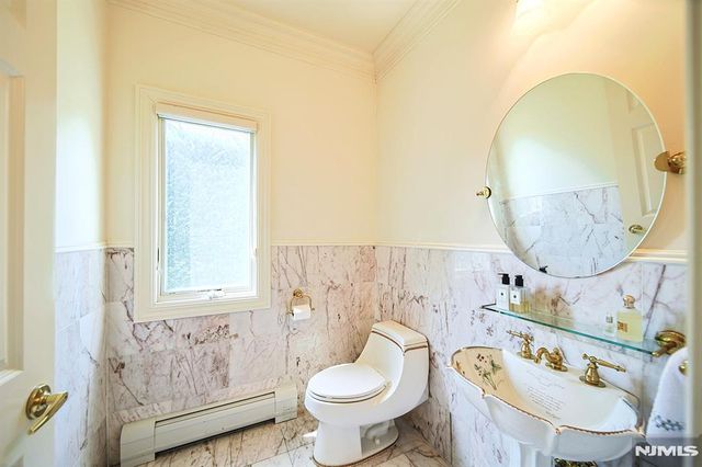 6 Maplewood Road, Closter, NJ 07624
