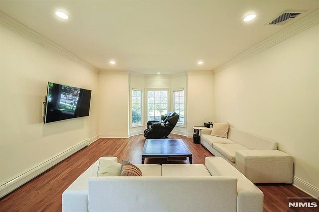 6 Maplewood Road, Closter, NJ 07624