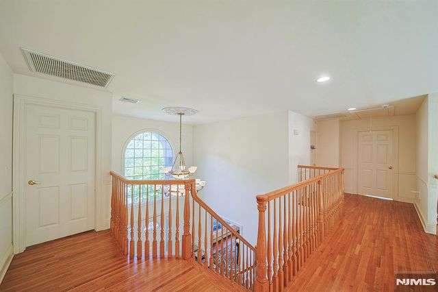 6 Maplewood Road, Closter, NJ 07624