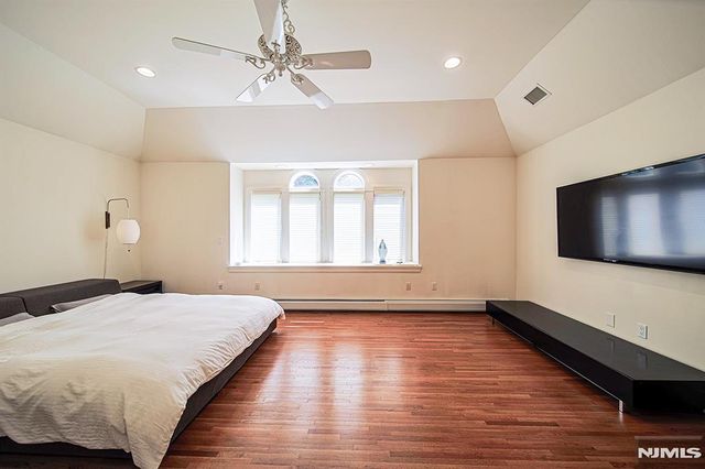 6 Maplewood Road, Closter, NJ 07624