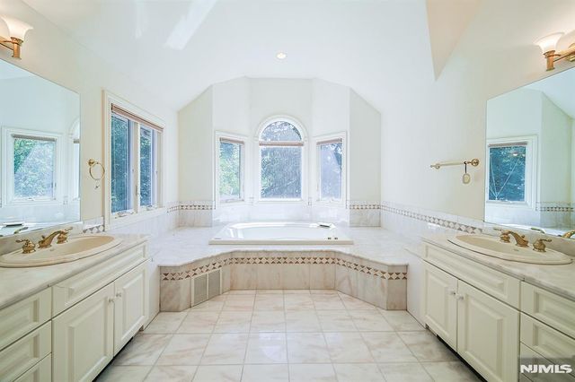 6 Maplewood Road, Closter, NJ 07624