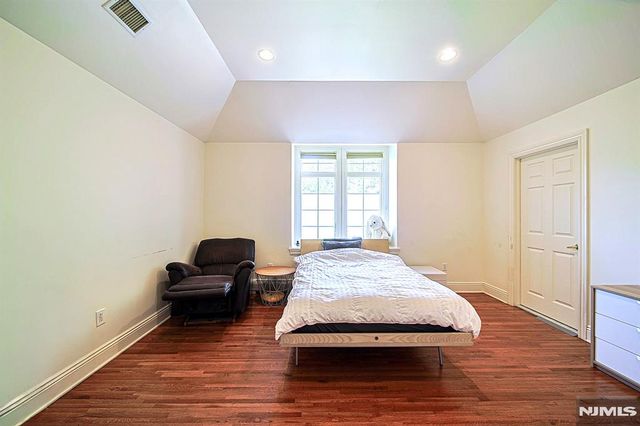 6 Maplewood Road, Closter, NJ 07624