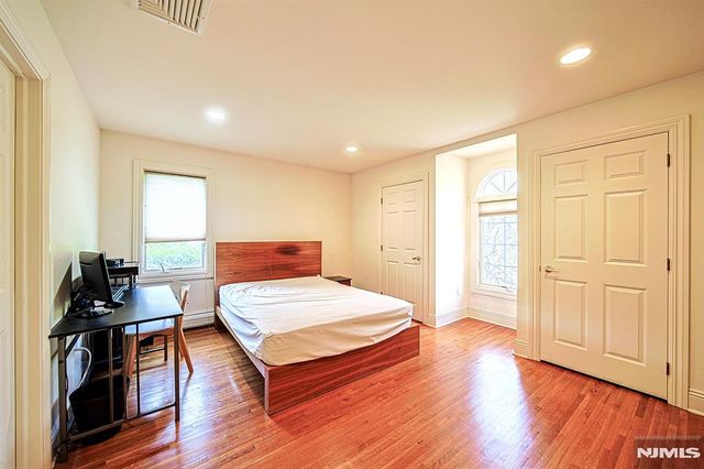 6 Maplewood Road, Closter, NJ 07624