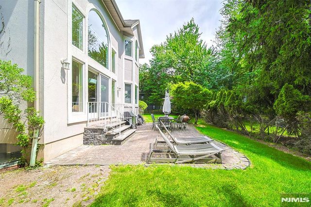 6 Maplewood Road, Closter, NJ 07624