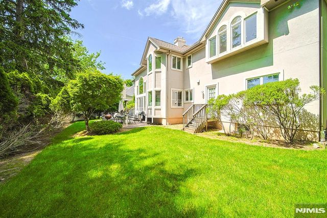 6 Maplewood Road, Closter, NJ 07624