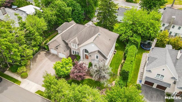 6 Maplewood Road, Closter, NJ 07624