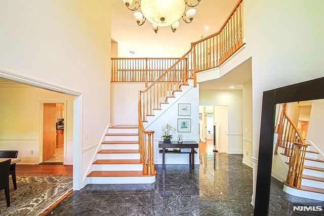 6 Maplewood Road, Closter, NJ 07624