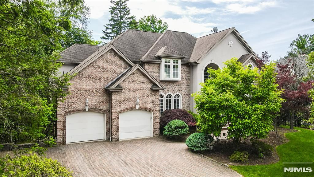 6 Maplewood Road, Closter, NJ 07624