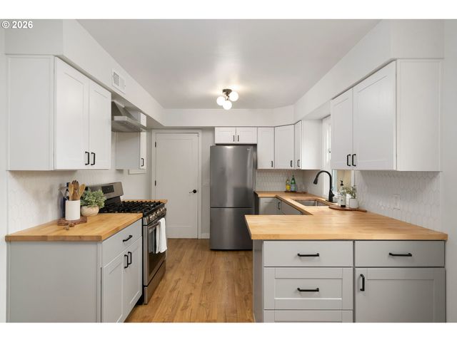 16428 Se WOODWARD St, Portland, OR 97236