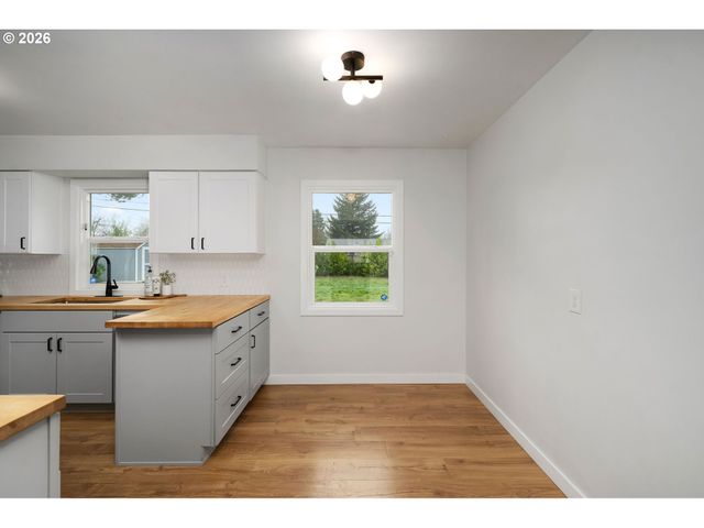 16428 Se WOODWARD St, Portland, OR 97236