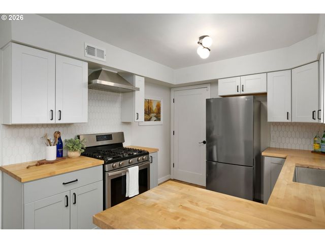 16428 Se WOODWARD St, Portland, OR 97236