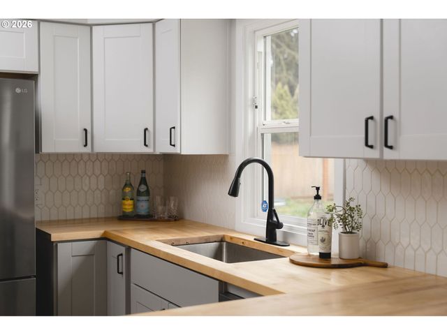 16428 Se WOODWARD St, Portland, OR 97236