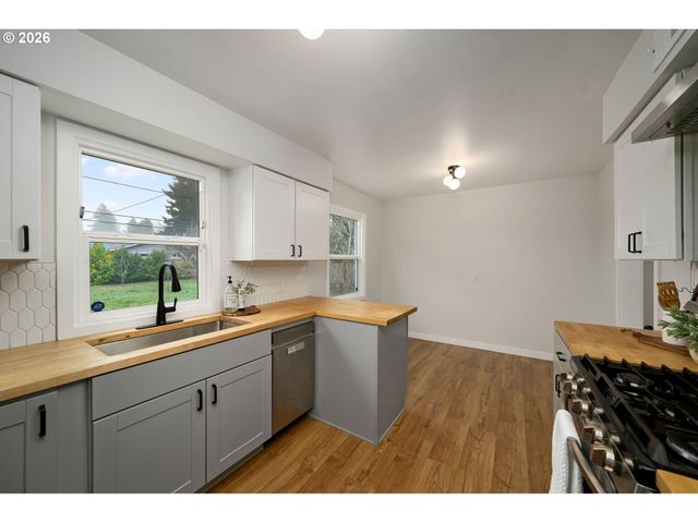 16428 Se WOODWARD St, Portland, OR 97236