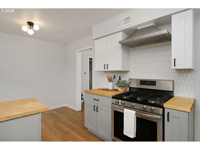 16428 Se WOODWARD St, Portland, OR 97236