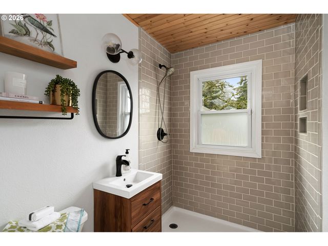 16428 Se WOODWARD St, Portland, OR 97236