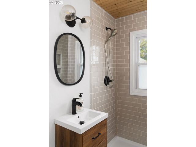 16428 Se WOODWARD St, Portland, OR 97236