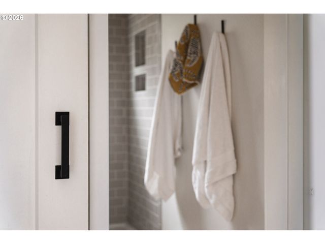 16428 Se WOODWARD St, Portland, OR 97236