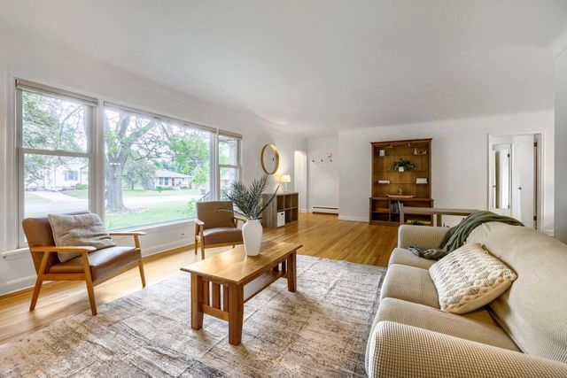 987 Chippewa Avenue, Mendota Heights, MN 55118