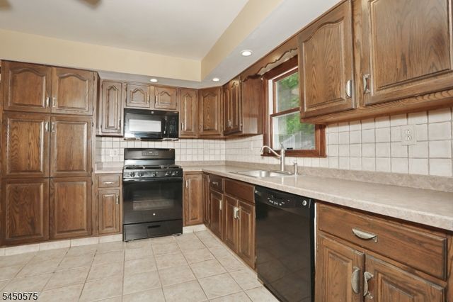 62 Molinari Dr, Wanaque Boro, NJ 07465