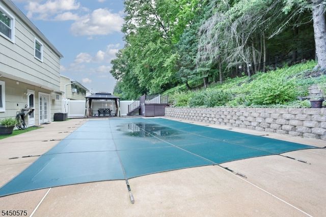 62 Molinari Dr, Wanaque Boro, NJ 07465